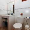 Das helle und moderne Badezimmer
